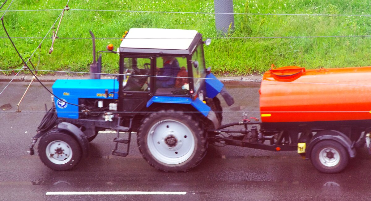 А, может, убирает воду ?.. - Юрий Куликов А, может, убирает воду ?.. - Юрий Куликов