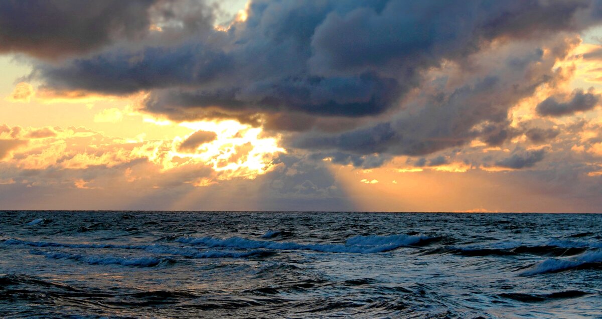 Туча с морем спорит, кто кого - Августина 