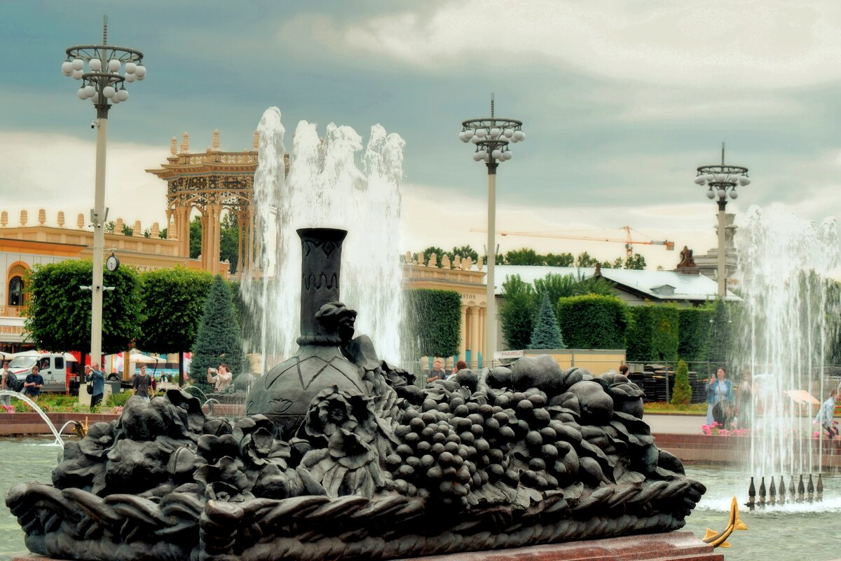 Скульптурная композиция из рога изобилия, вазы с фруктами. - Татьяна Помогалова