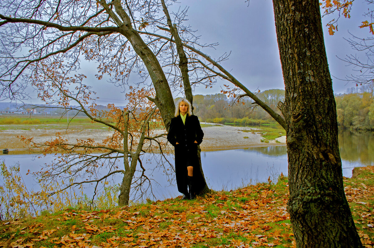 Женщина на берегу реки - Евгений 