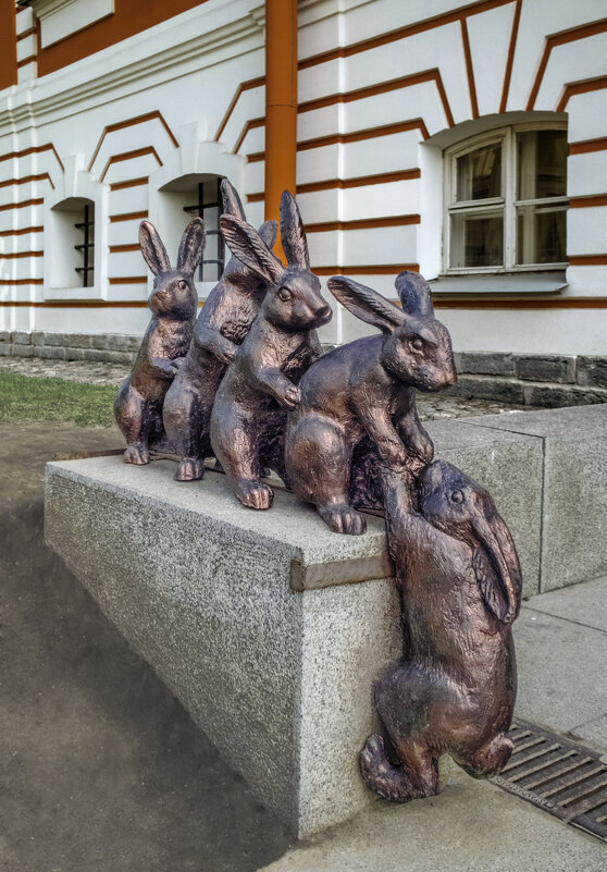 Скульпторы тоже шутят: "Спасся сам -- протяни лапу товарищу" - Стальбаум Юрий 