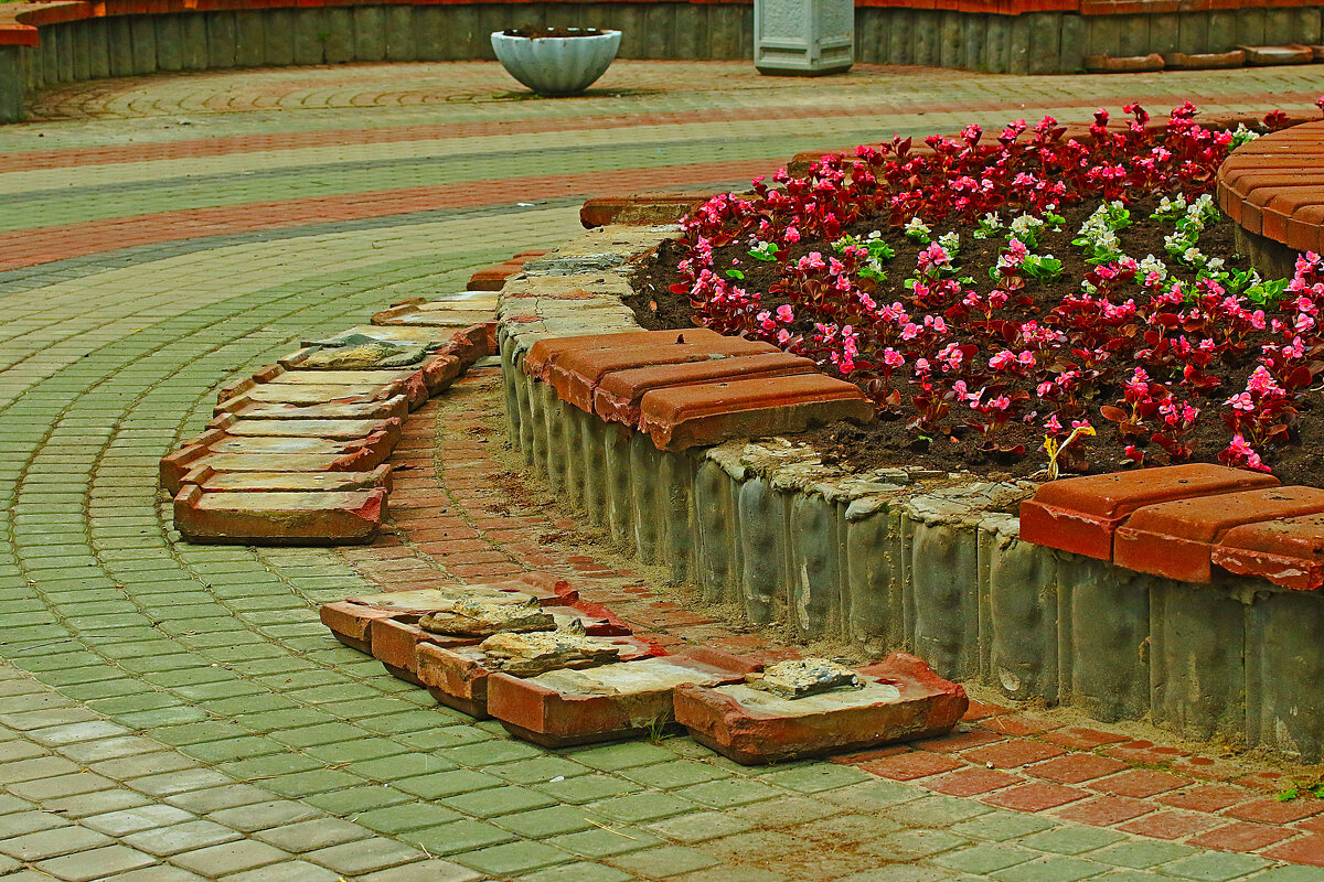 Июнь...Хулиганы  ночью поработали! - Владимир 