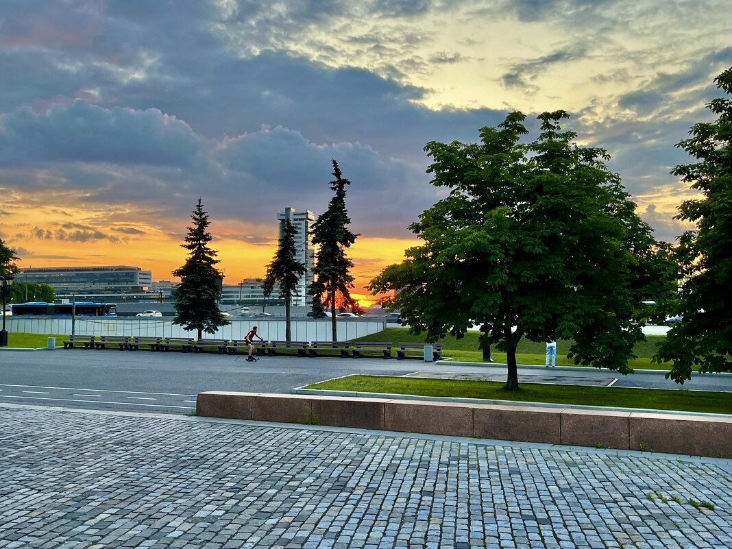 Закат в городе - Александр Конов