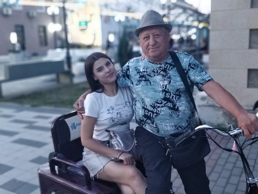 Дедушка и внучка - Андрей Хлопонин