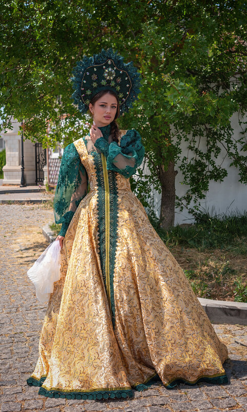 Девушка в национальном костюме - Геннадий Б