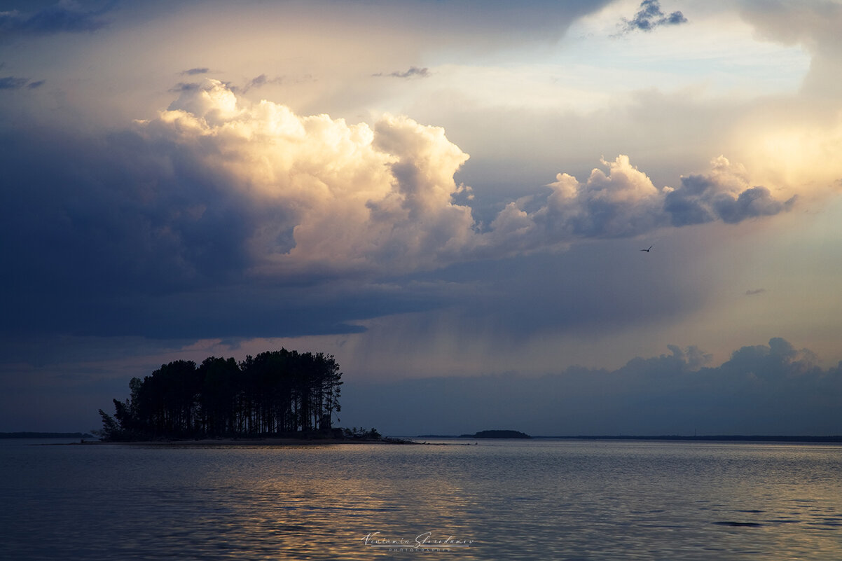 Гроза над островком - Вениамин Скородумов