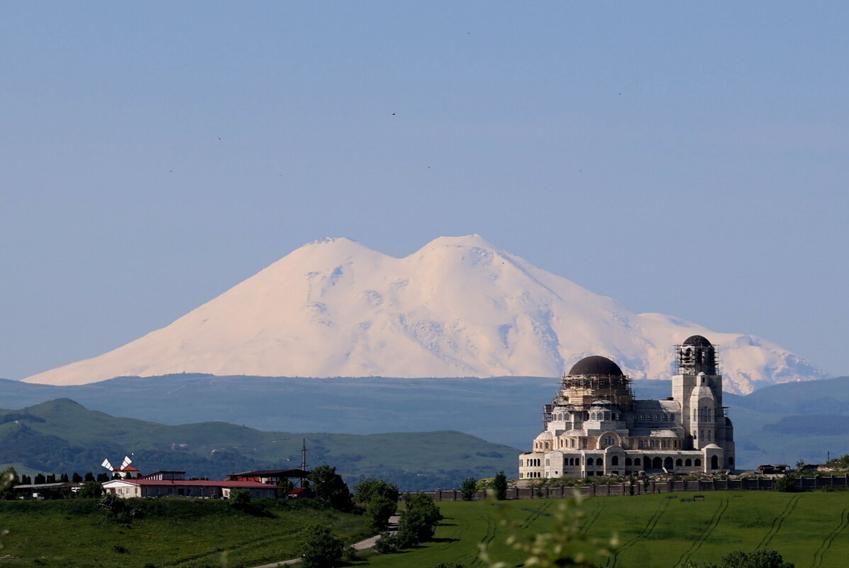 Женский монастырь на фоне Эльбруса - Александр Кондаков