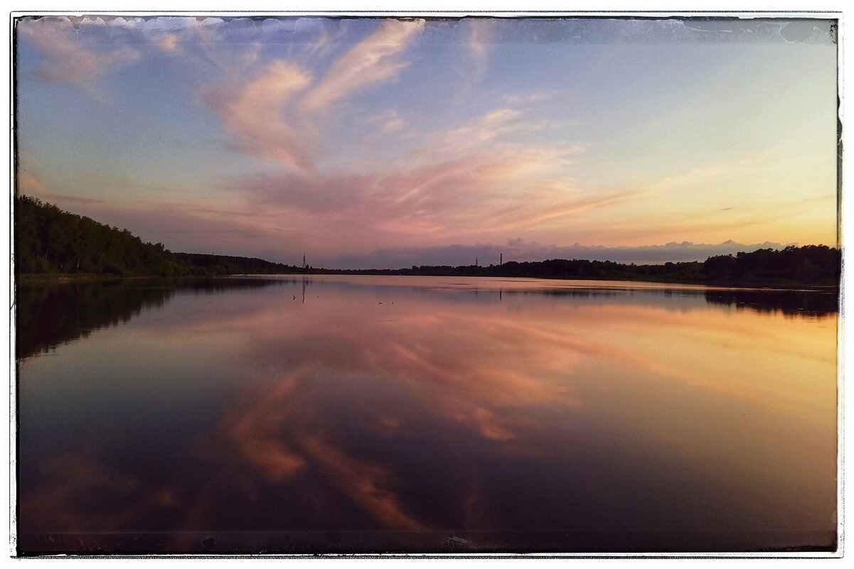 Один закат не похож на другой, краски неба не бывают одинаковыми. - Вадим Басов