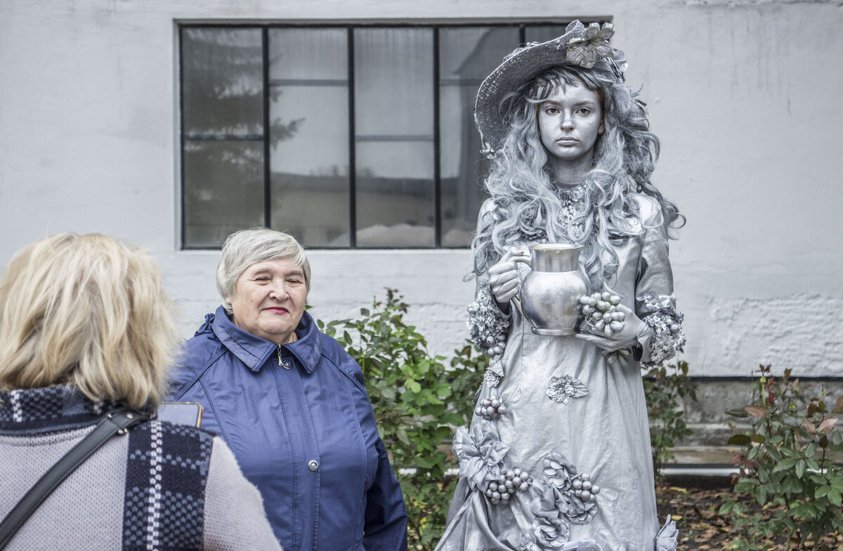 Умопомрачительный перформанс & гражданки обыкновенные - Коля Лукашов Умопомрачительный перформанс & гражданки обыкновенные - Коля Лукашов