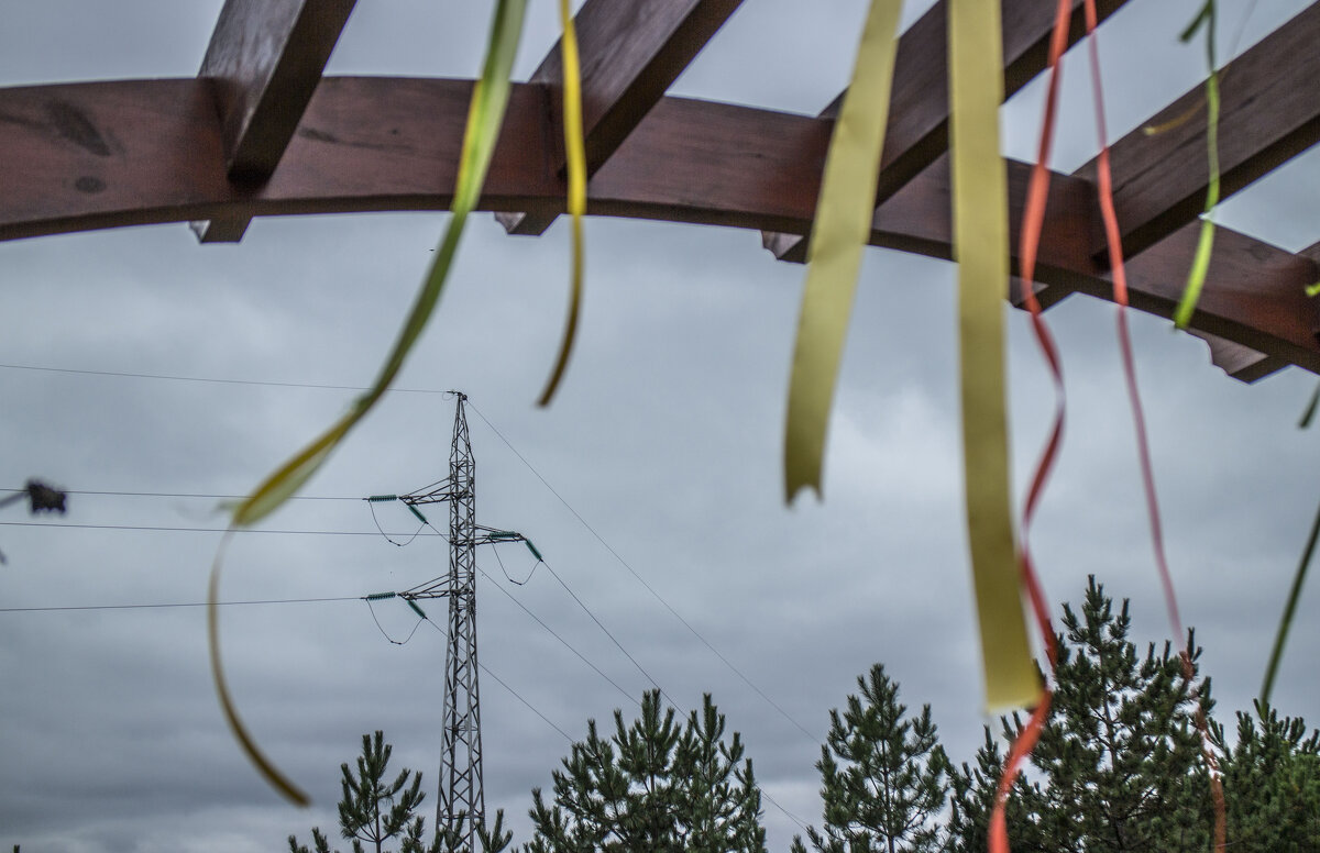 Опора высоковольтная под сенью разноцветных лент & ненастье - Коля Лукашов