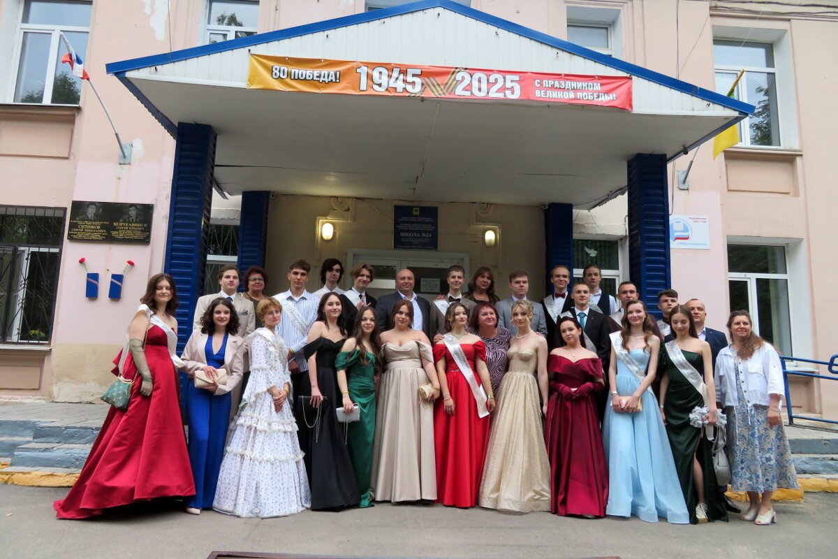 "Вот и стали мы на год взрослей, и пора настаёт..." - Егор Бабанов "Вот и стали мы на год взрослей, и пора настаёт..." - Егор Бабанов