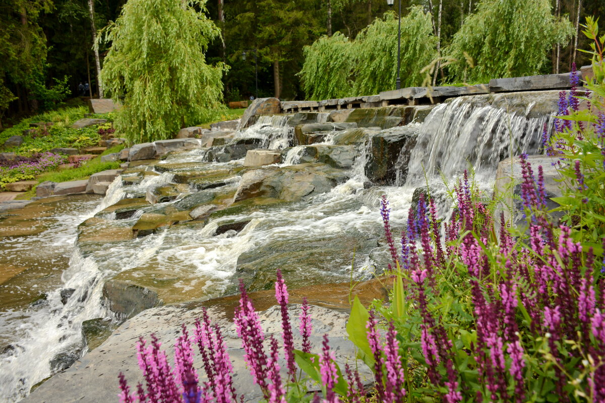 У водопада - Леонид Иванчук