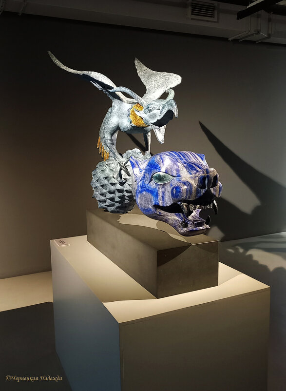 Скульптура Даши Намдакова «Птица и Тигр». Лазурит: резьба; бронза: литье, золочение - Надежда Чернецкая