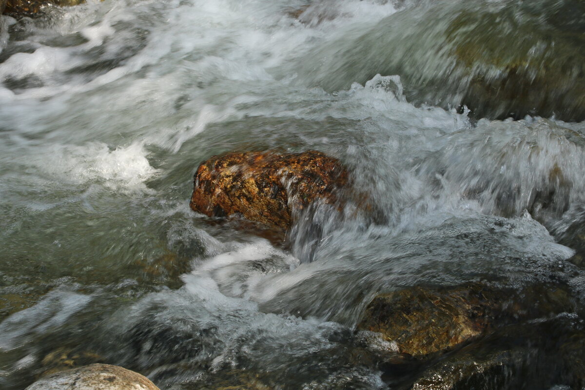 Бежит река между камнями. - Ирина Нафаня