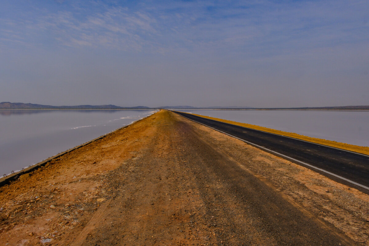 Дорога по середине солончака - Георгий А