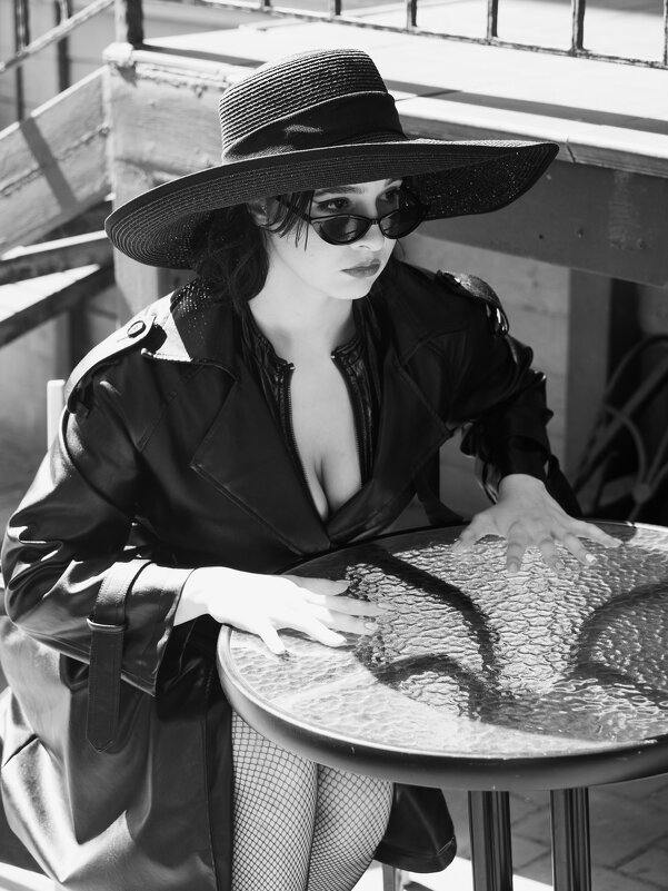 За столиком - Максим 