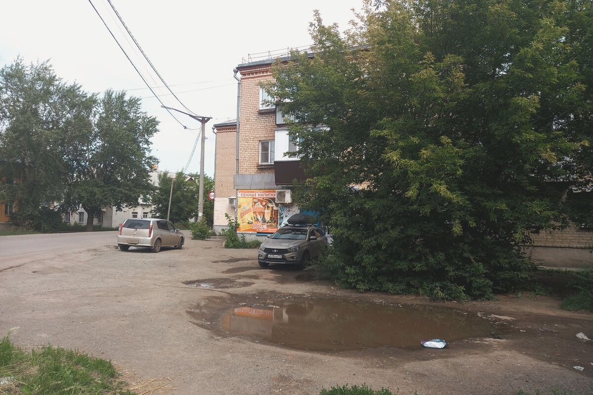 Красное-белое, рядом с домом. - Игорь Солдаткин