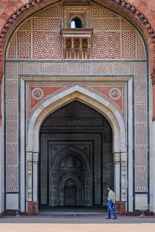 Вход в мечеть Qila-i-Kuhna в старом форте г. Дели - Георгий А Вход в мечеть Qila-i-Kuhna в старом форте г. Дели - Георгий А