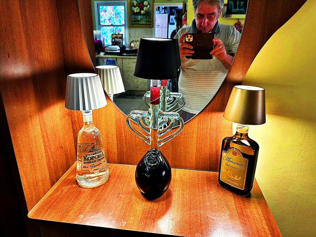 БУТЫЛКИ   С   ПОДСВЕТКОЙ - Анатолий Малобродский