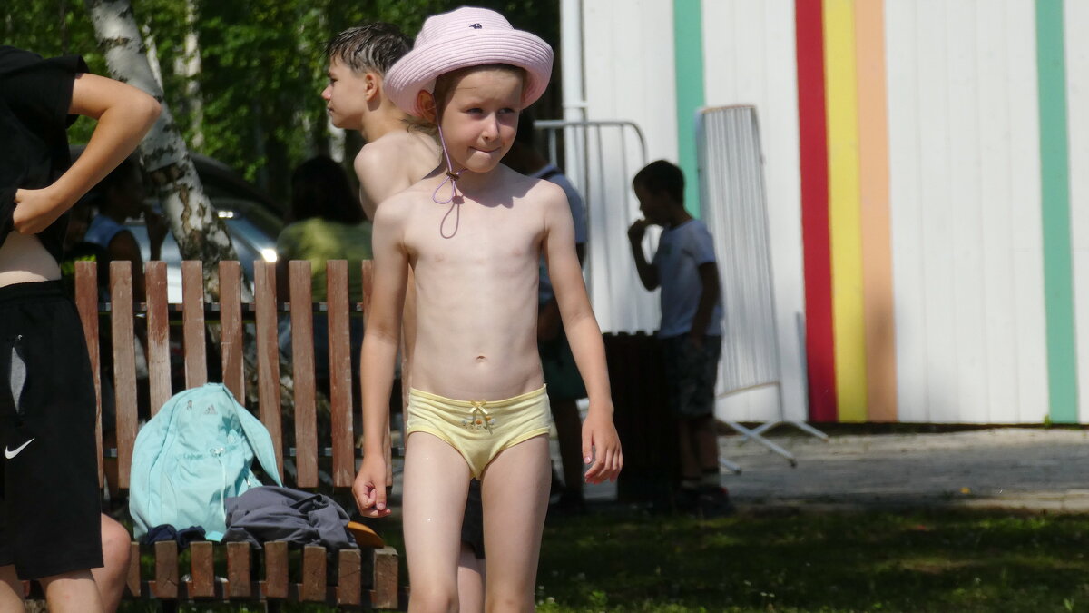 Ах белая панама - роскошная панама. А у меня на фото не лицо а драма - Вик Токарев