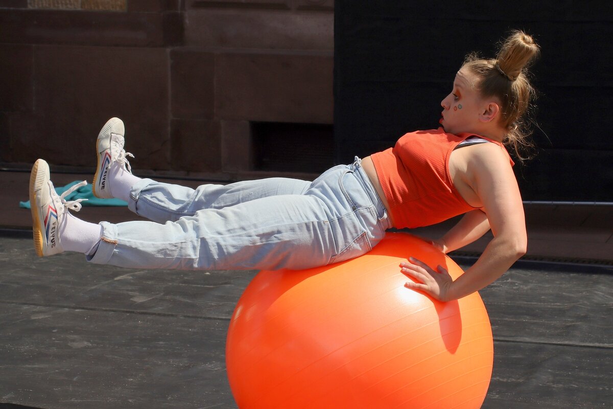 Девушка на шаре - Юрий. Шмаков