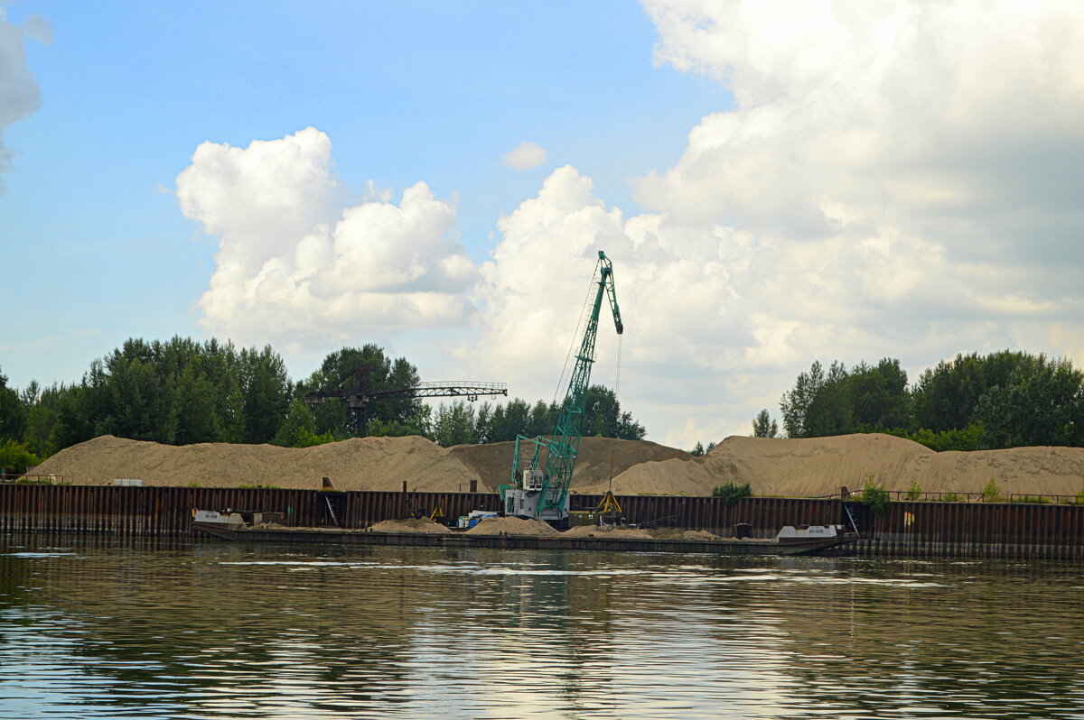 Разгрузка баржи с песком - Татьяна Лютаева Разгрузка баржи с песком - Татьяна Лютаева