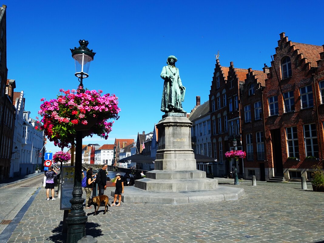 Памятник Яну ван Эйку - Aida10 