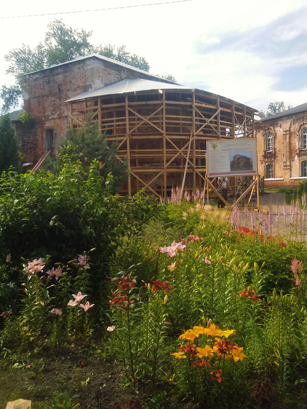 Вечер на территории Введенского монастыря - Сергей Кочнев