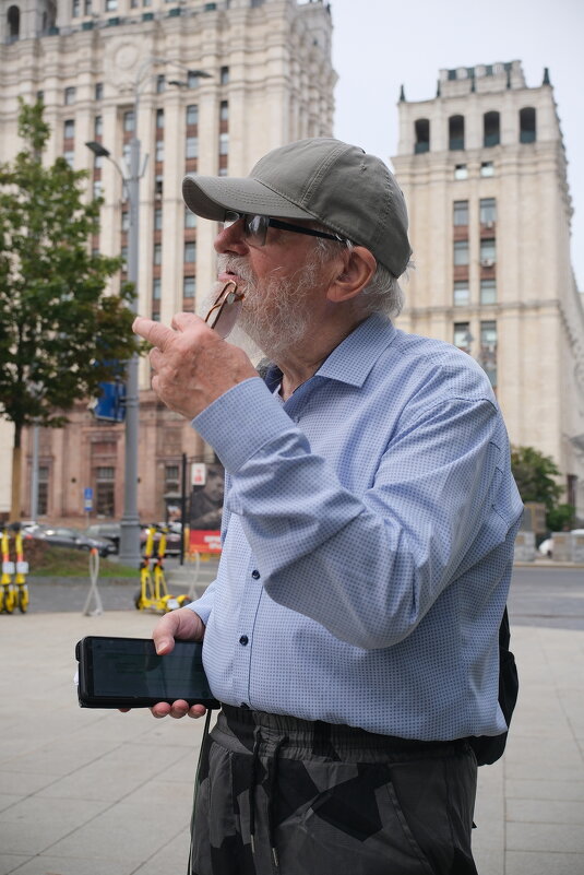 Бывший инженер-энергетик. - Лютый Дровосек