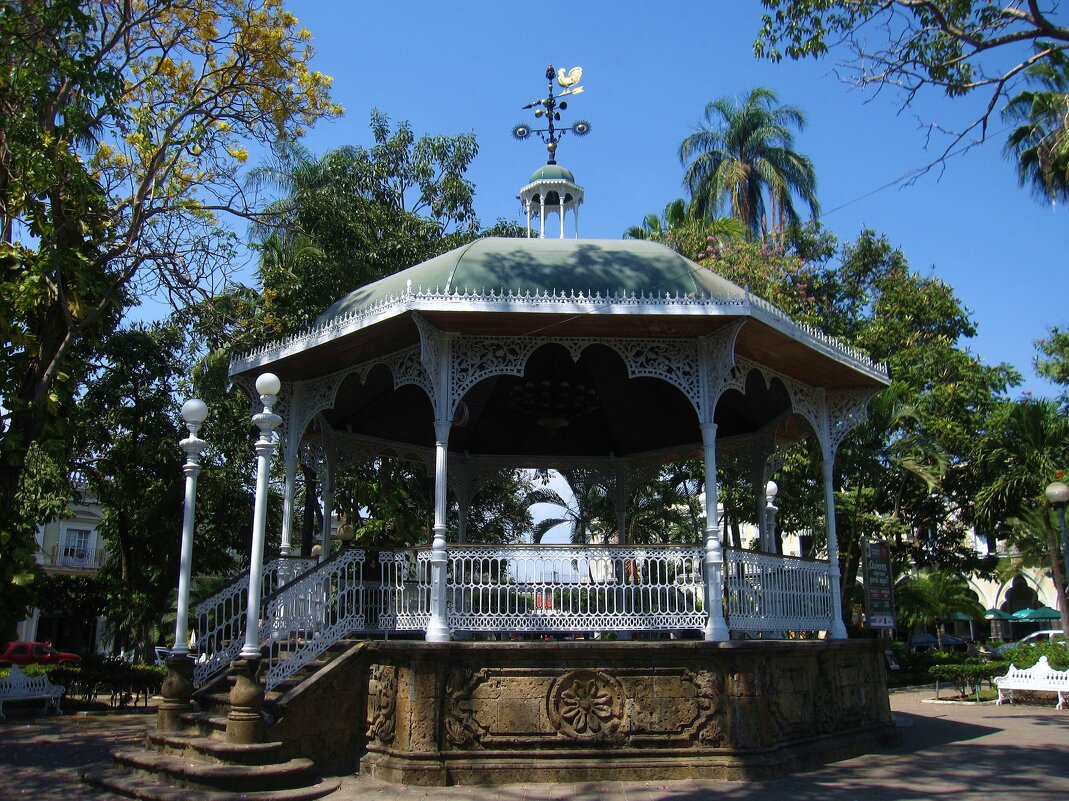 Беседка в саде Либертад в мексиканском городе Колима. - unix (Илья Утропов)