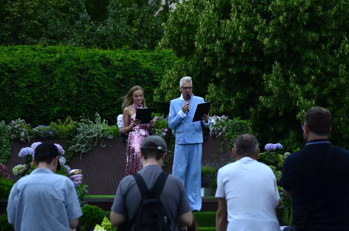 Ведущие модного показа. - Наталья Вязигина