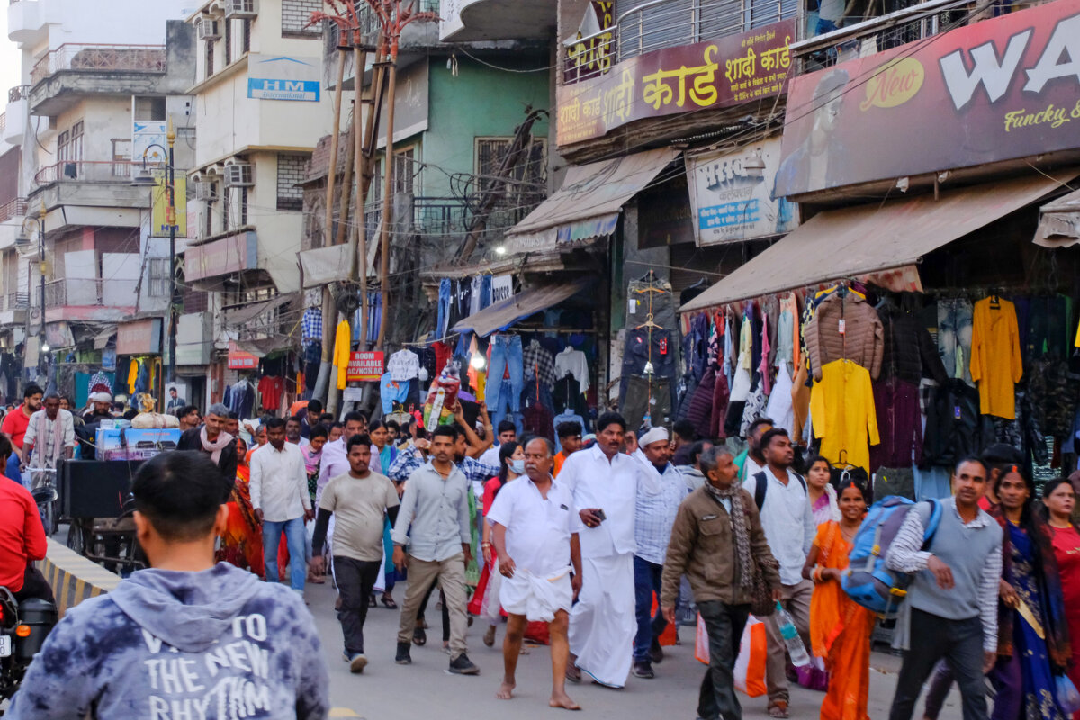 Толпа идёт в храм - Георгий А