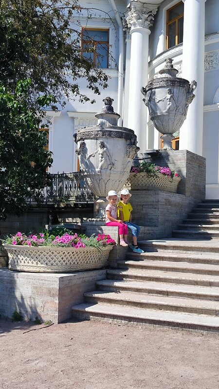 Отдых у дворца. - Ольга 