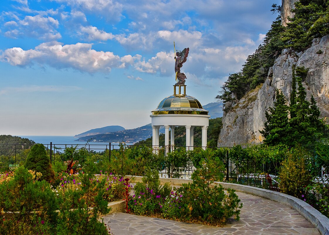 Статуя Святого Архангела Михаила в Ореанде - B razk