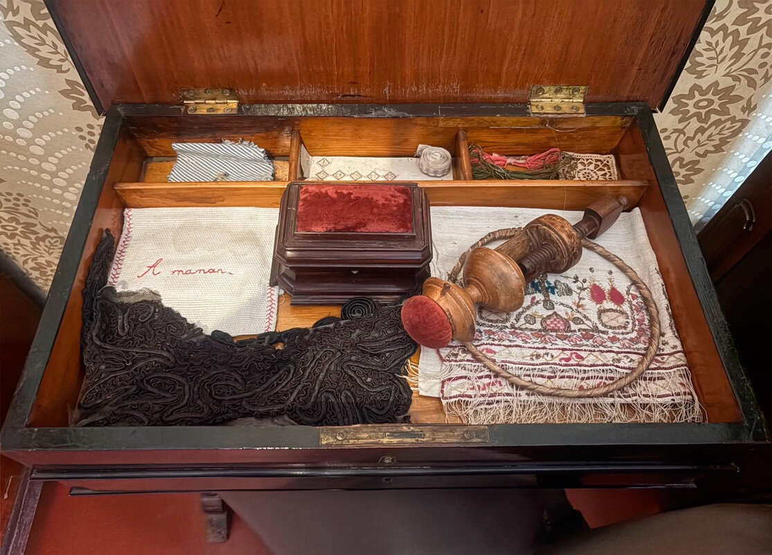 Столик для рукоделия (1870-е гг.) - Наталия Павлова