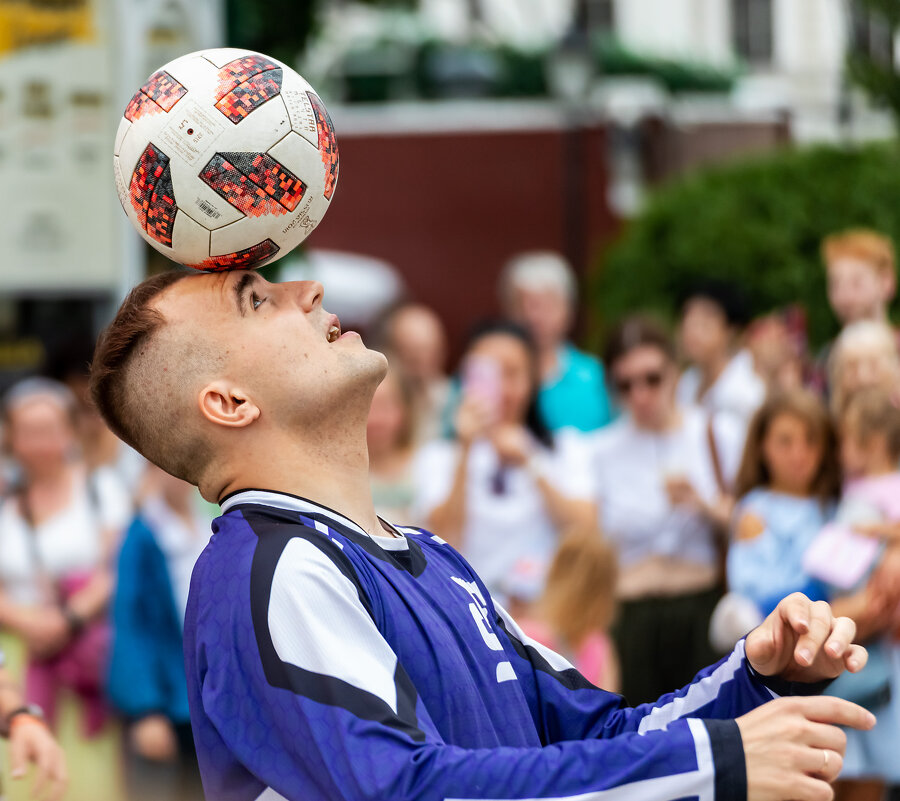 С мячом - Александр 