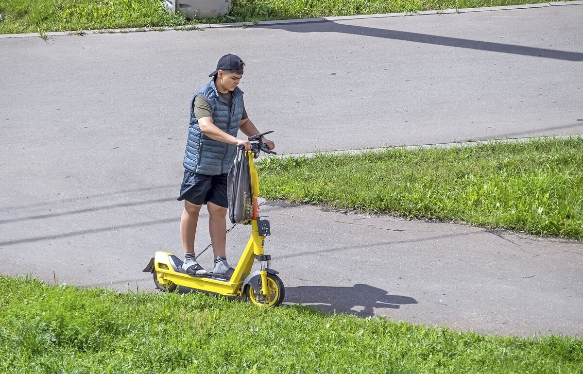 В магазин на самокате. Скоро молодежь разучится ходить :) - Валерий Иванович