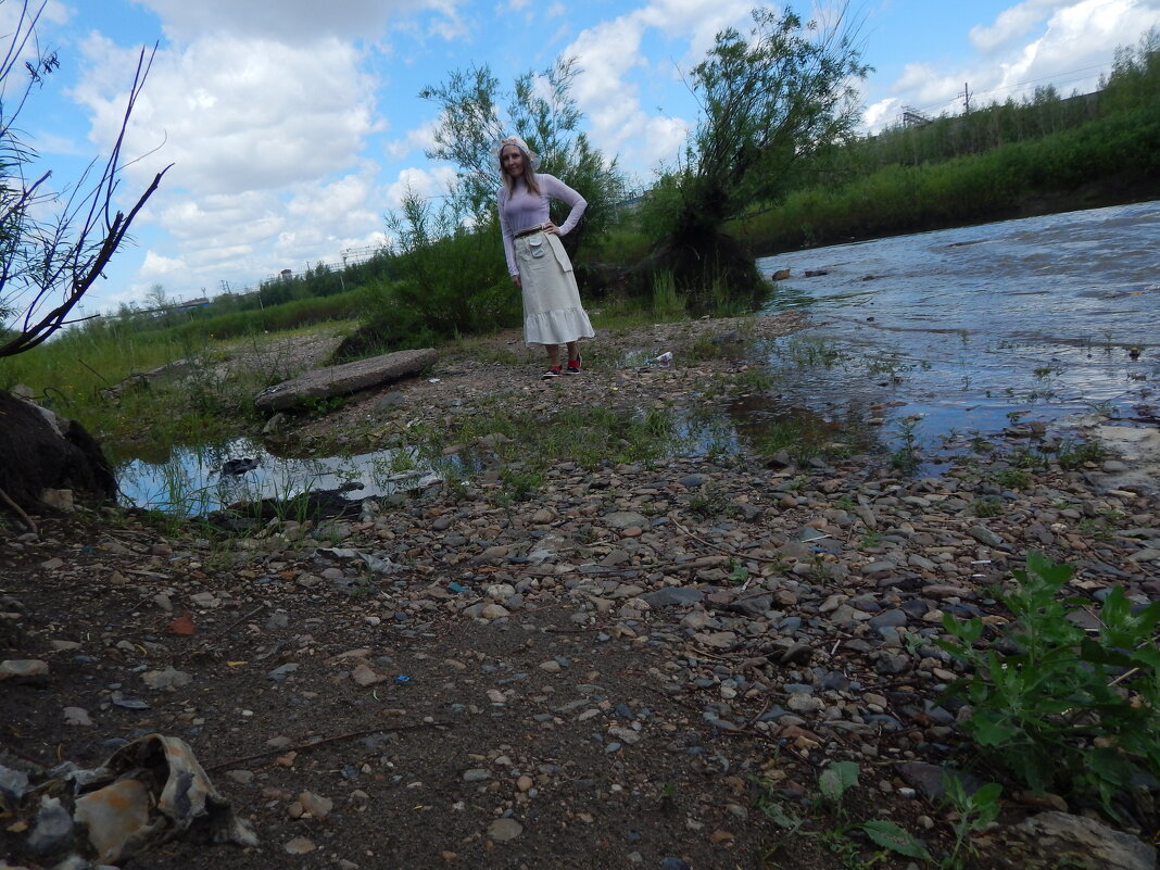 У реки возле моста. - Екатерина Панова У реки возле моста. - Екатерина Панова