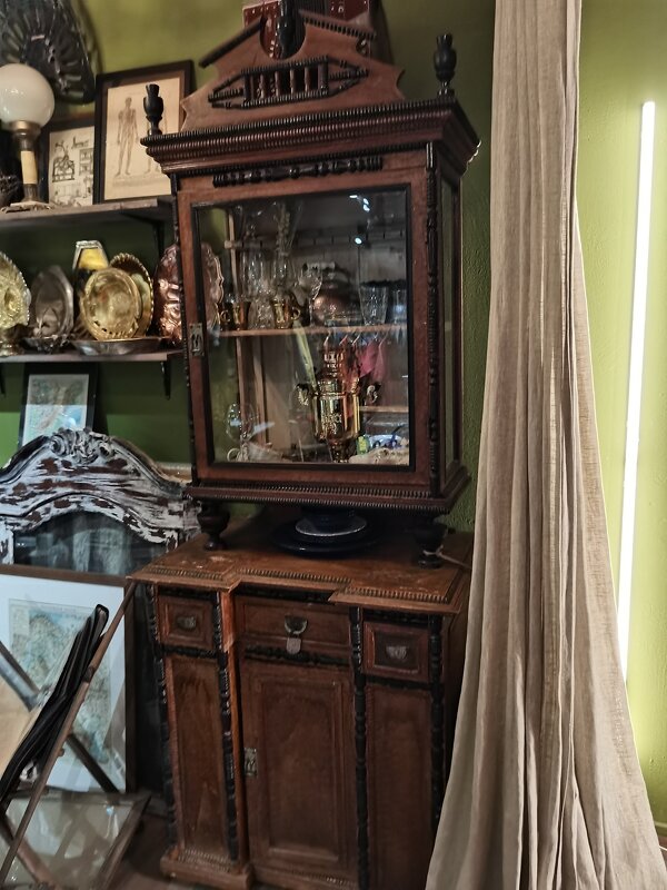 В антикварном магазине - Любимова Ольга 