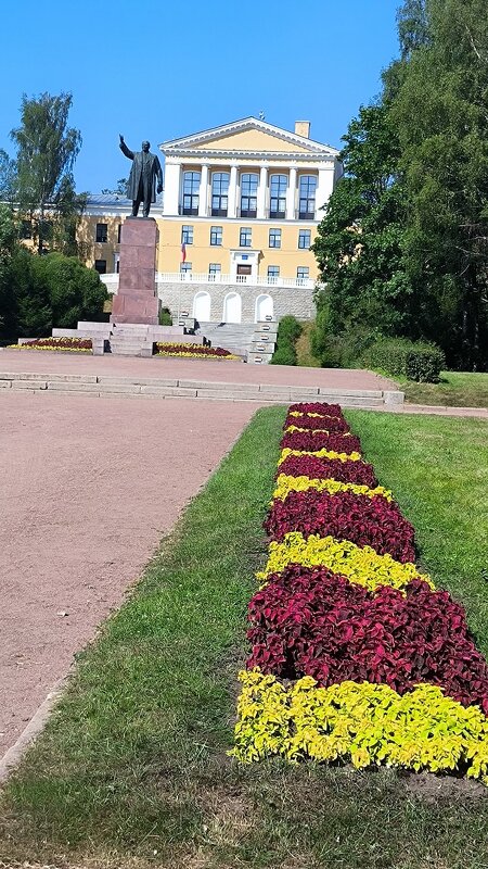 Зеленогорск. Памятник вождю у гимназии № 445. - Ольга 