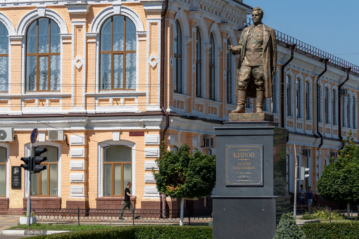 Памятник Кирову на улице Кирова в Армавире - Игорь Сикорский Памятник Кирову на улице Кирова в Армавире - Игорь Сикорский