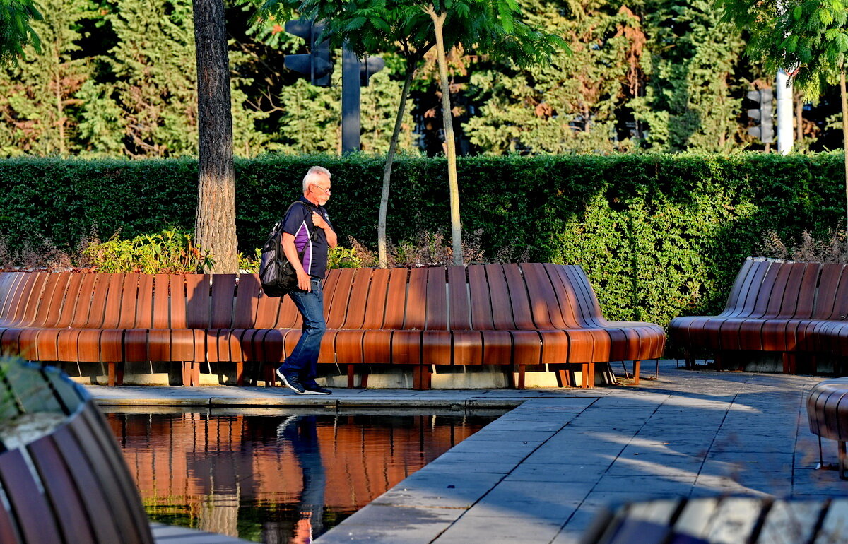 В парке... - Николай Саржанов