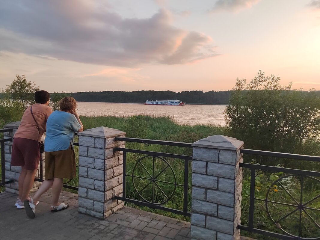 Народ любуется Невой. Снимала Саша - Фотогруппа Весна