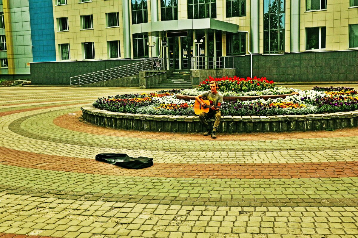 Июль...Нефтеюганск. Уличный музыкант! - Владимир 