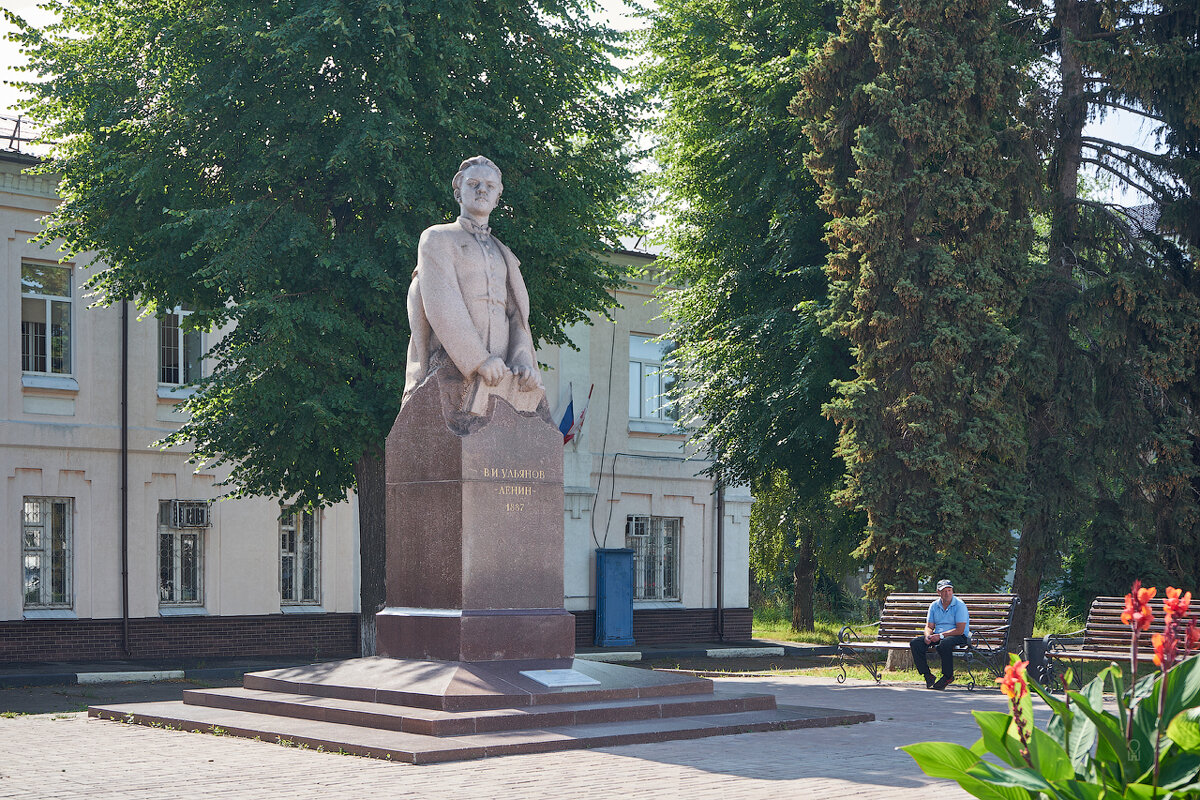 Привокзальная площадь - Олег Манаенков Привокзальная площадь - Олег Манаенков