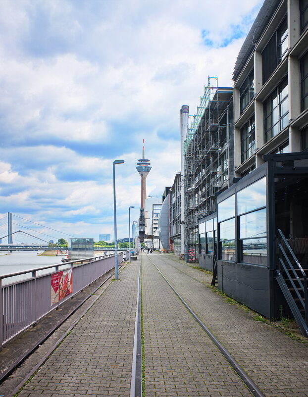 *** - Witalij Löwin