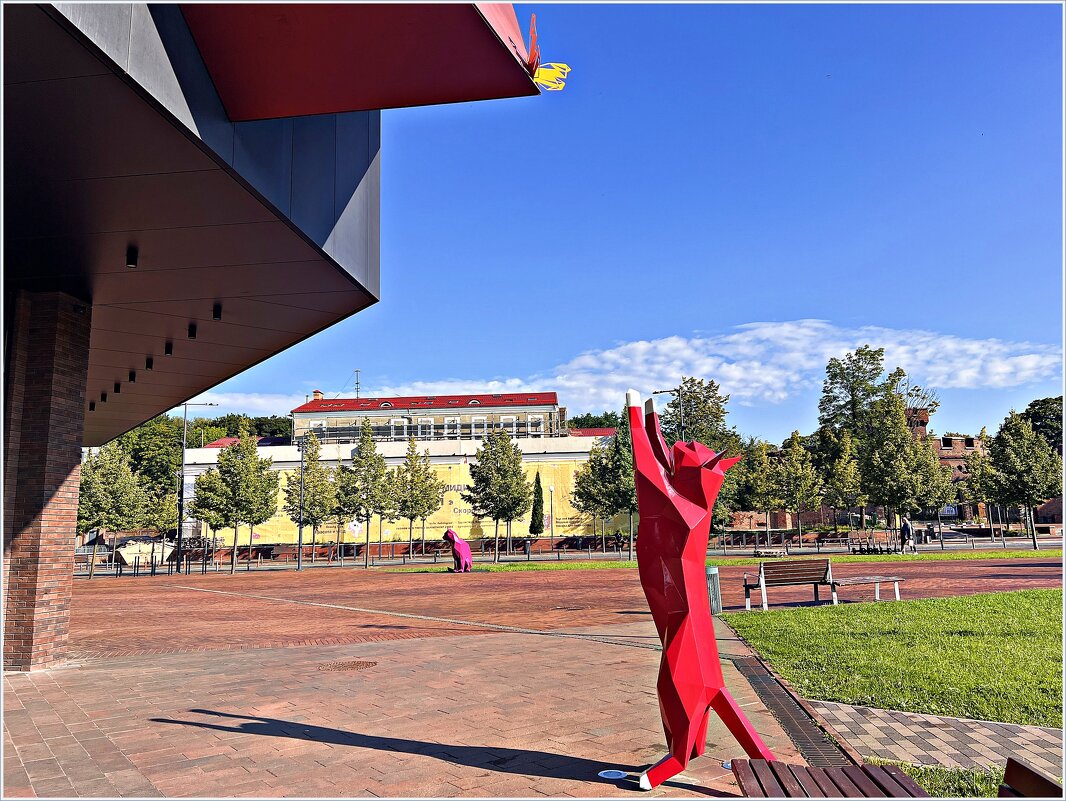 Кот и бабочка  у ТЦ. - Валерия Комова