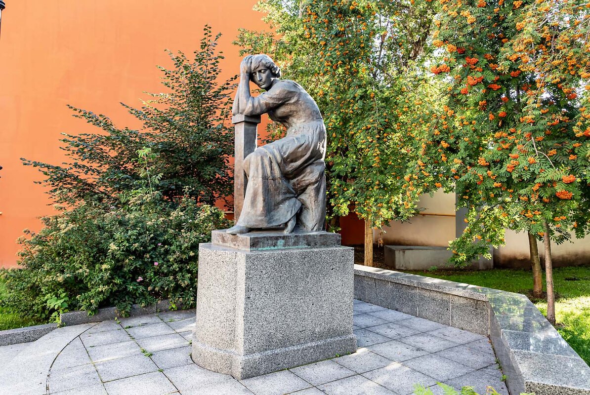 Памятник Цветаевой - Александр 