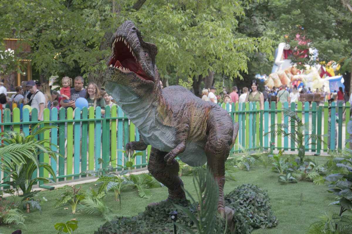 Динозавр в Гагаринском парке - Валентин Семчишин Динозавр в Гагаринском парке - Валентин Семчишин