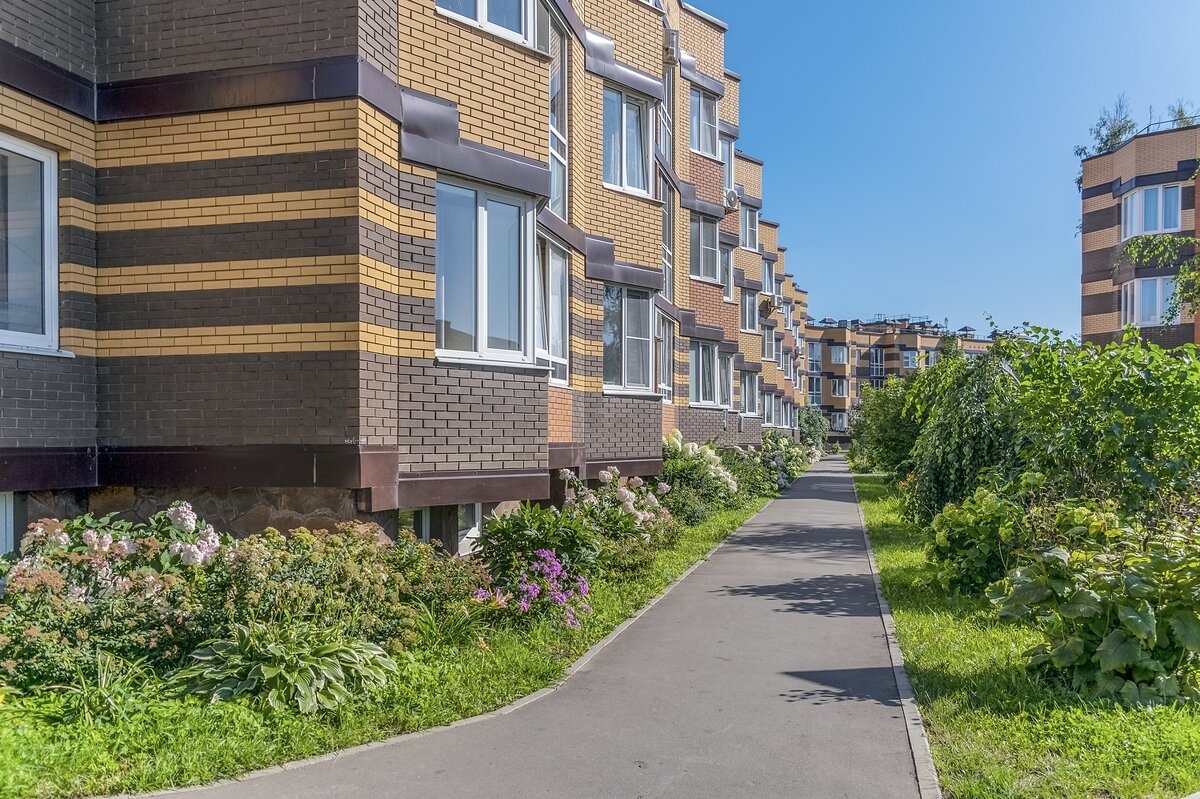 Во дворе по улице "Потаповская роща" - Валерий Иванович